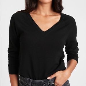 Seamless Merino V-Neck Sweater in Responsible Wool